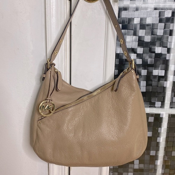 Michael Kors Handbags - 💕 Michael kors tan leather medium shoulder bag 💕